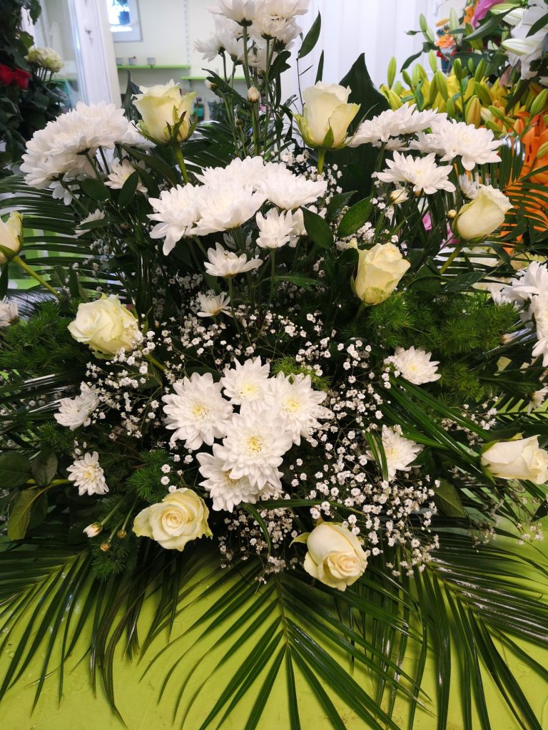 Fehér rózsa, krizantém álló dísz
