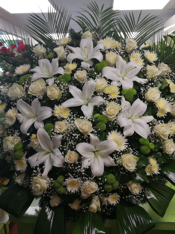 Liliom, krizantém álló koszorú
