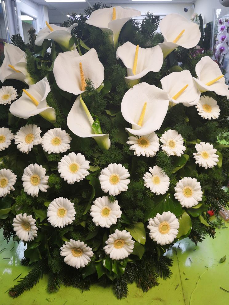 Kála, gerbera álló koszorú