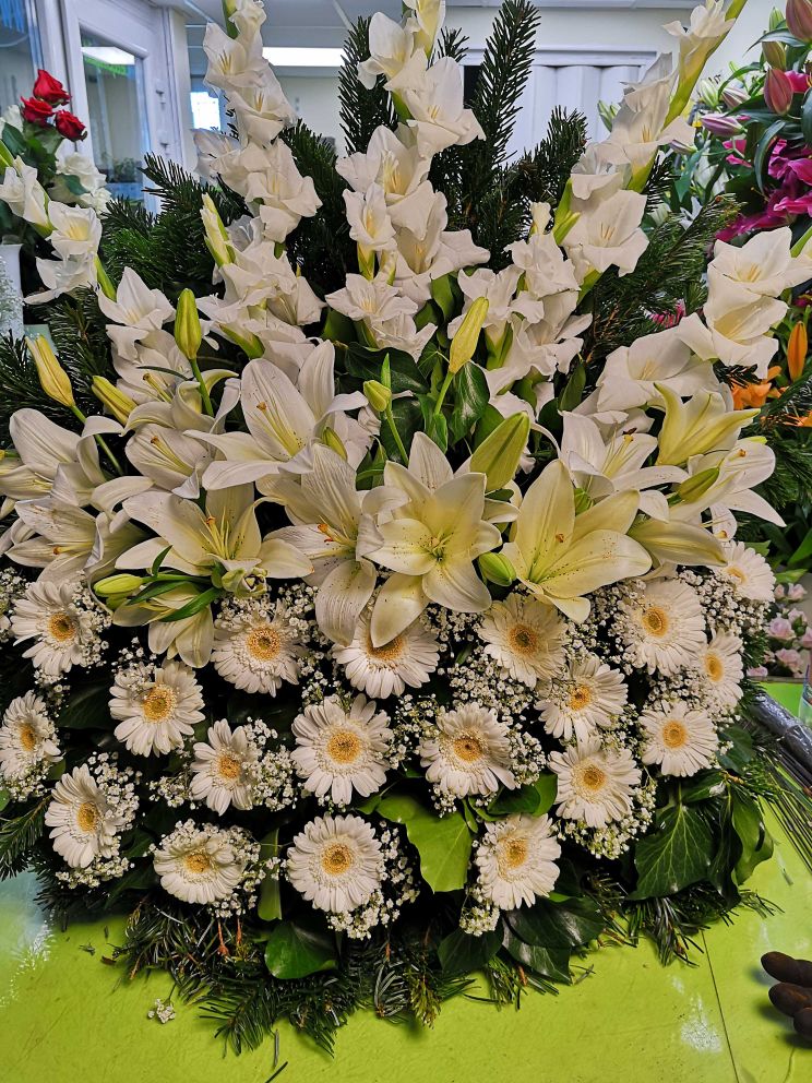 Kardvirág, gerbera álló koszorú