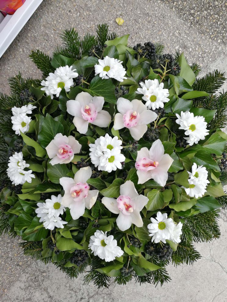 Krizantém, orchidea fekvő koszorú