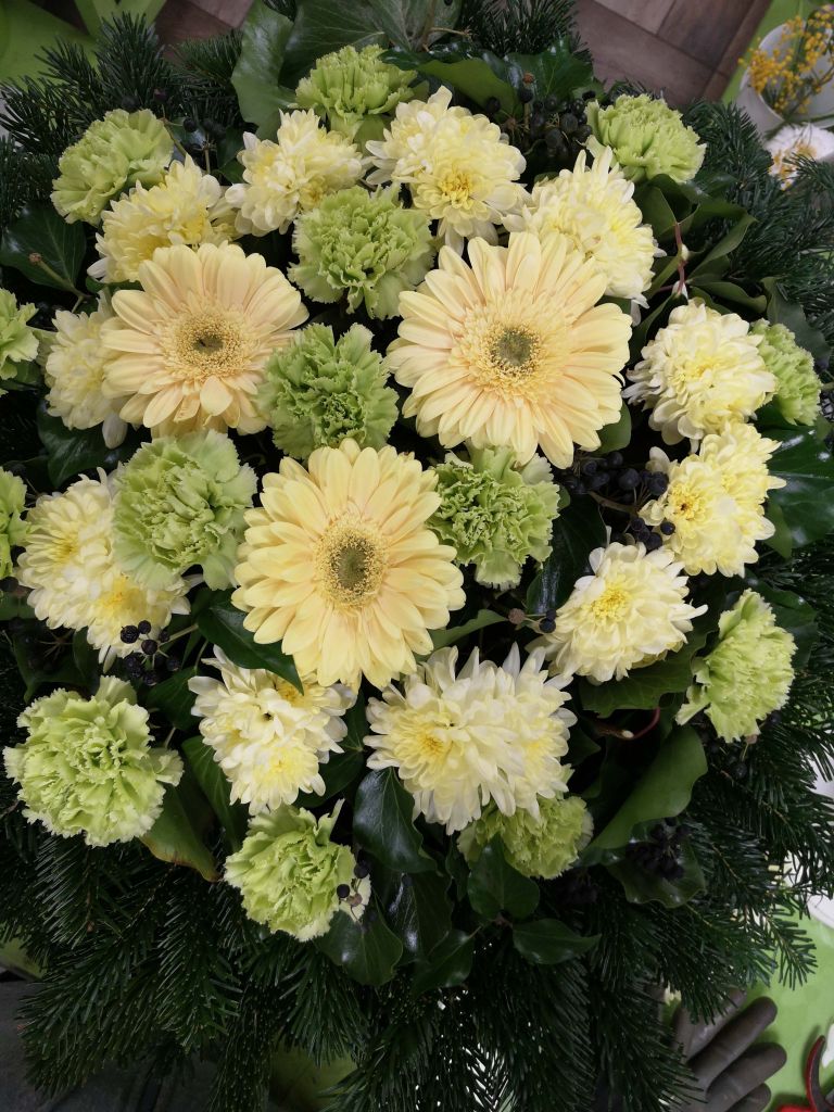Krizantém, szegfű, gerbera fekvő koszorú