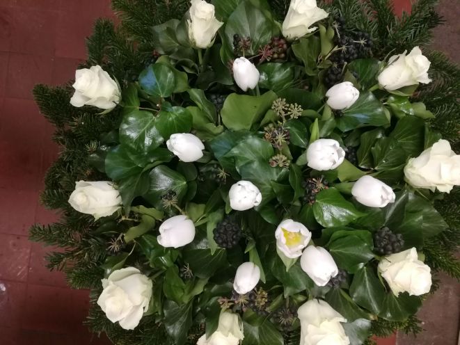 Fehér tulipán, rózsa fekvő koszorú