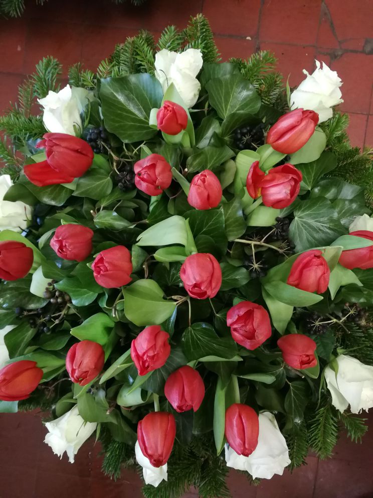 Piros tulipán fekvő koszorú