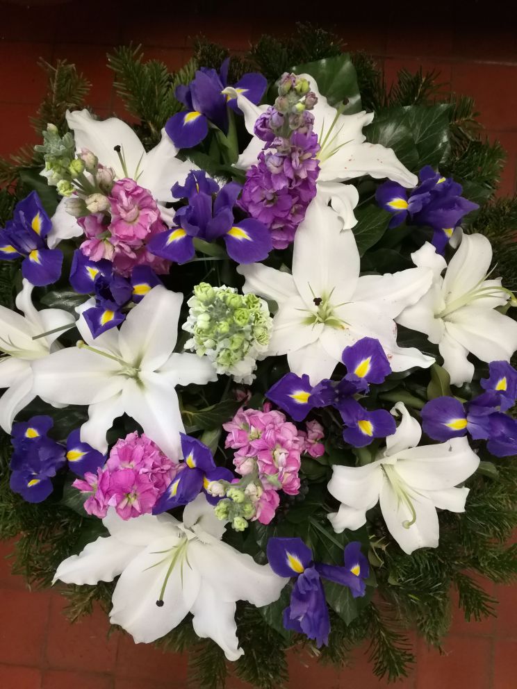 Liliom, írisz, viola fekvő koszorú