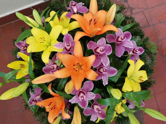Orchidea, liliom fekvő koszorú