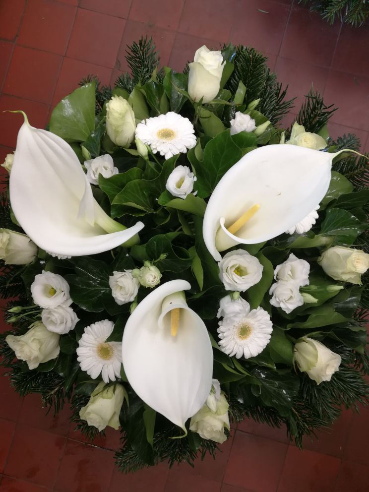 Rózsa, gerbera, kála fekvő koszorú