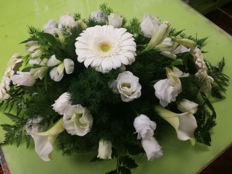 Gerbera, rózsa koporsódísz