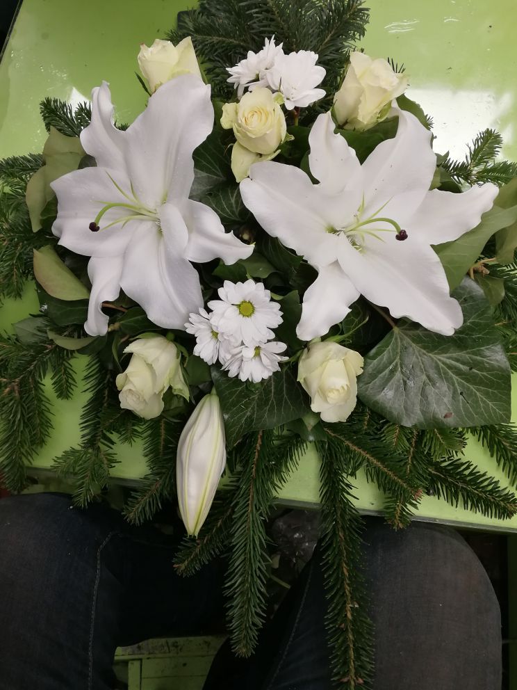 Liliom, krizantém sírcsokor